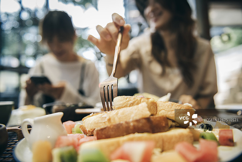 亚洲女人吃早餐图片素材