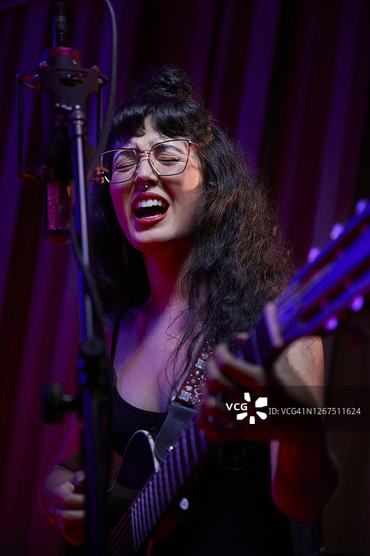 跨种族女歌手在音乐工作室录歌图片素材