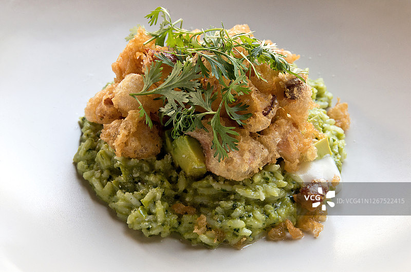 波布拉诺风味奶油绿米饭配炸天妇罗章鱼、牛油果、恰帕斯奶酪和墨西哥乳制品图片素材