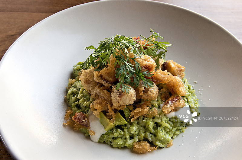 波布拉诺风味奶油绿米饭配炸天妇罗章鱼、牛油果、恰帕斯奶酪和墨西哥乳制品图片素材