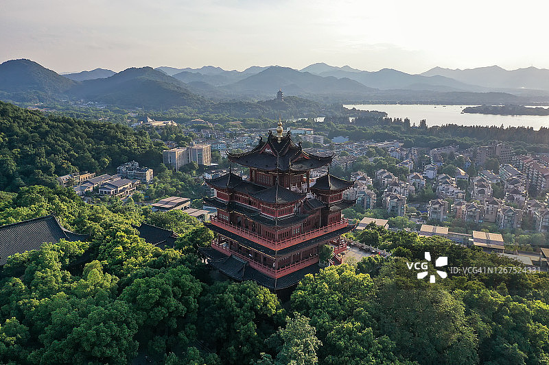 中国杭州西湖边的城隍阁图片素材