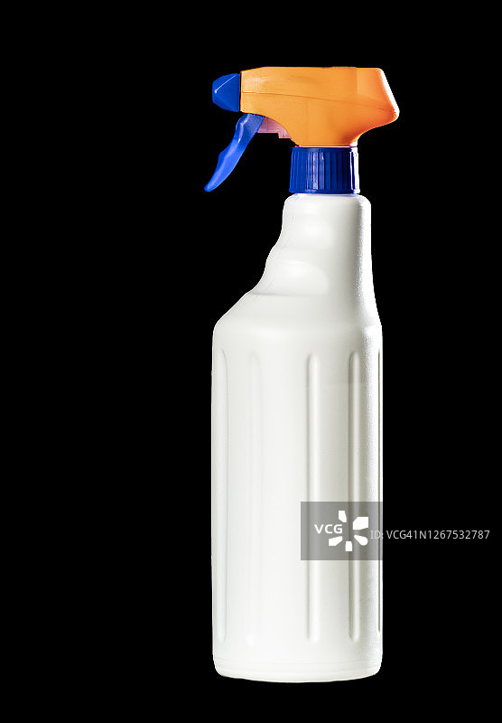 黑色背景下装有清洁剂或消毒液的喷雾瓶特写图片素材