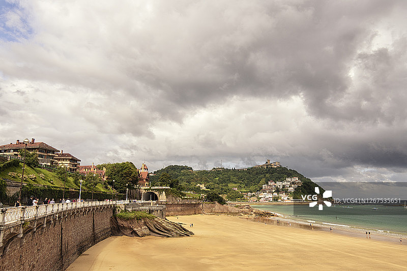 西班牙圣塞瓦斯蒂安的La Concha海湾沙滩上的暴风云图片素材