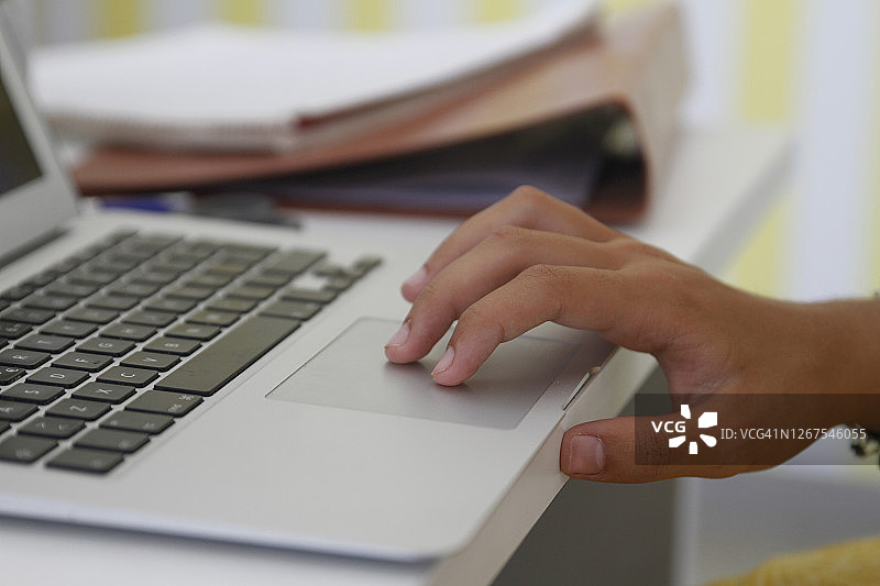 女子使用笔记本电脑特写图片素材