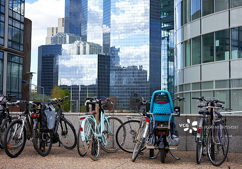 停在办公室前的自行车图片素材