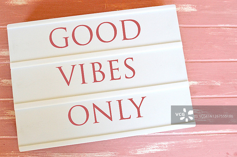 灯箱上的“GOOD VIBES ONLY”标语图片素材