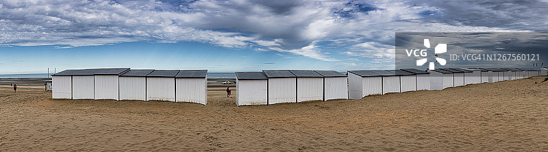 海滩上的一排白色小屋图片素材