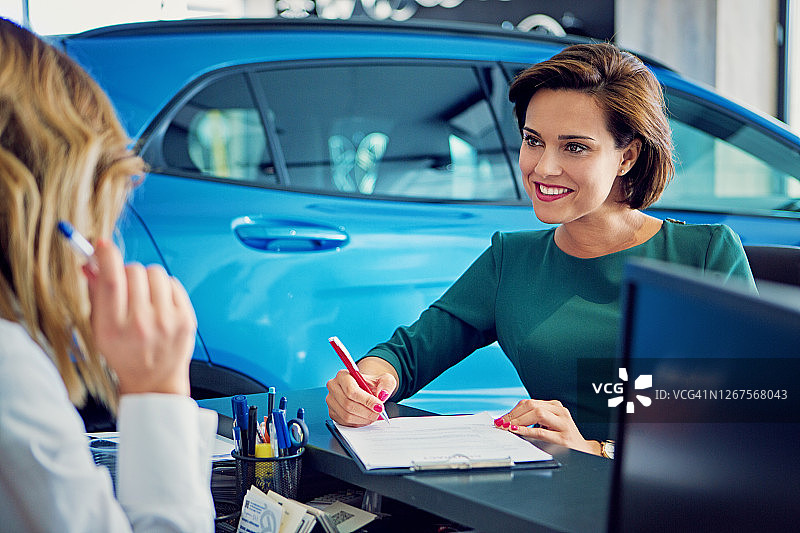 汽车经销商与顾客签订合同图片素材