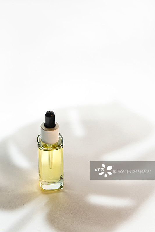 奢华化妆品瓶护肤精华或精油美容化妆品海报图片素材