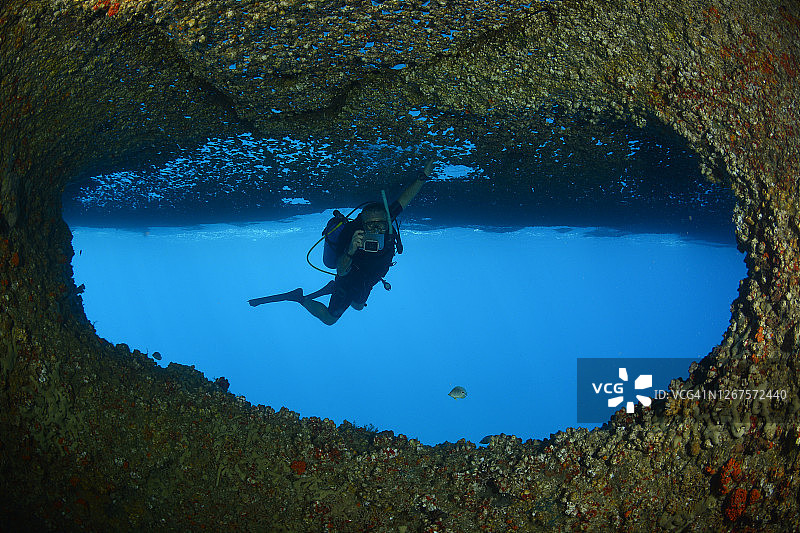 水下洞穴与潜水员图片素材