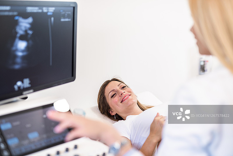 正在做超声波检查的幸福孕妇图片素材