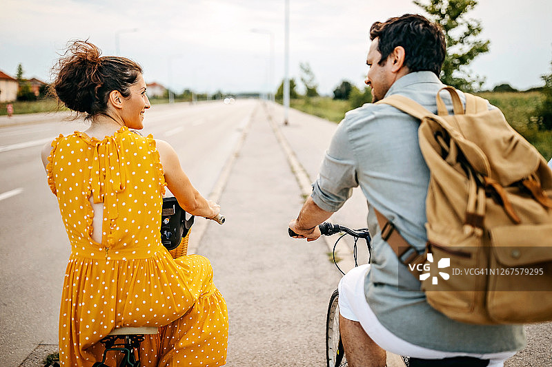 快乐的夫妇骑自行车图片素材