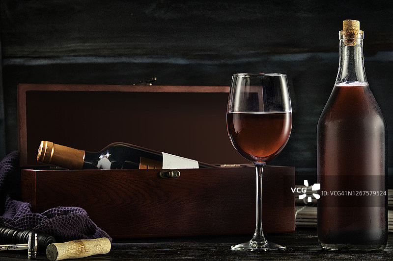 乡村航海酒吧环境中红酒瓶和杯子的低调图像图片素材