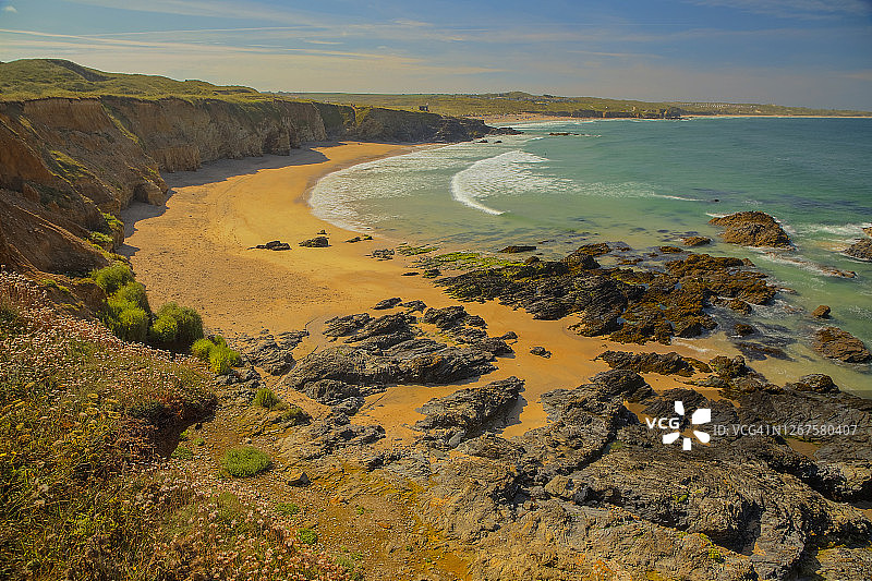 英国康沃尔戈德雷维灯塔附近的海岸线图片素材