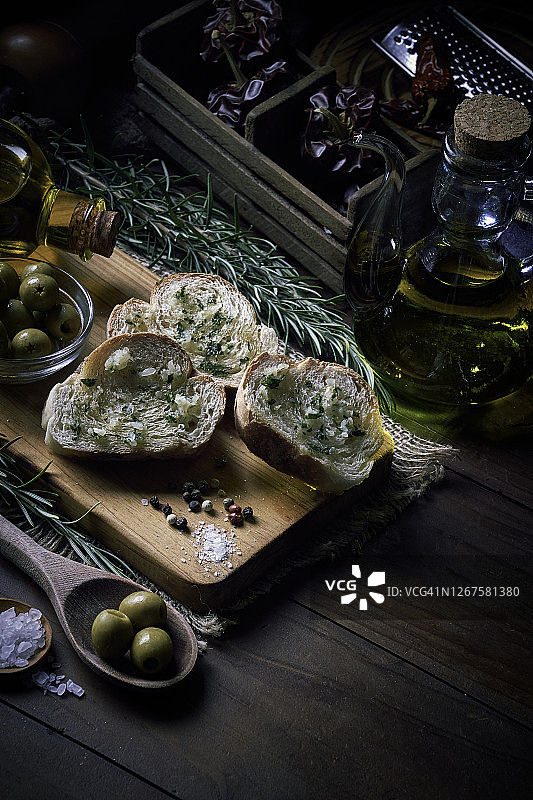 乡村厨房中的橄榄油和大蒜开胃面包切片图片素材