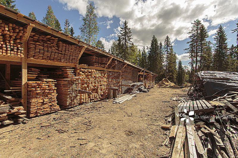在芬兰北部木材堆场风干的堆叠木板图片素材