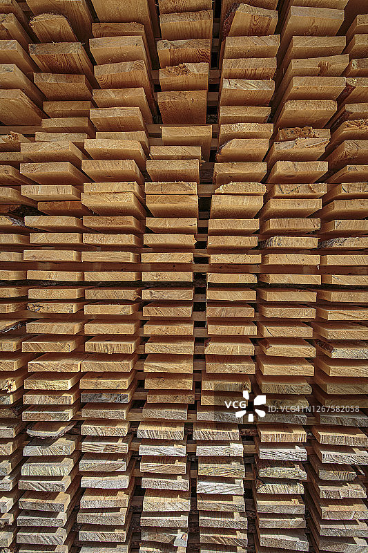 在芬兰北部木材堆场风干的堆叠木板图片素材