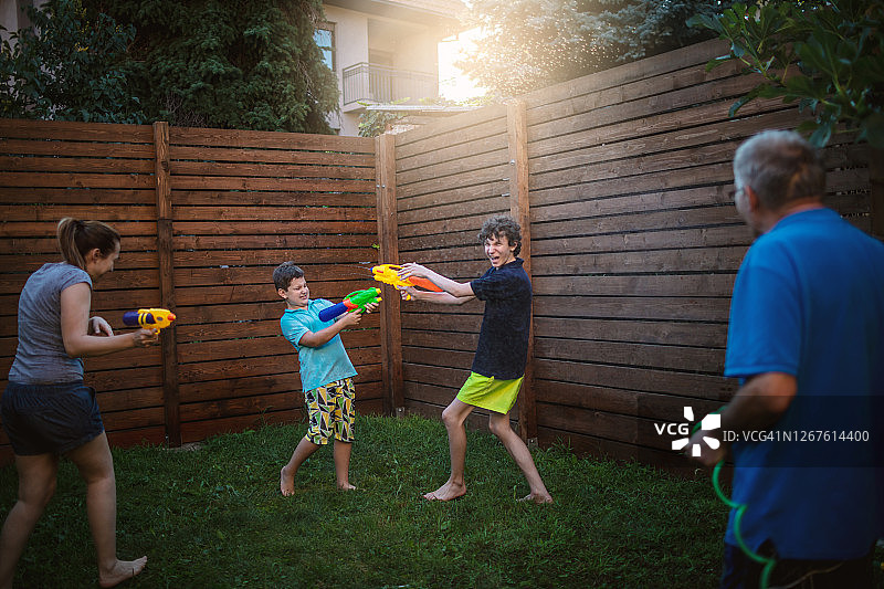 和家人一起打水仗图片素材