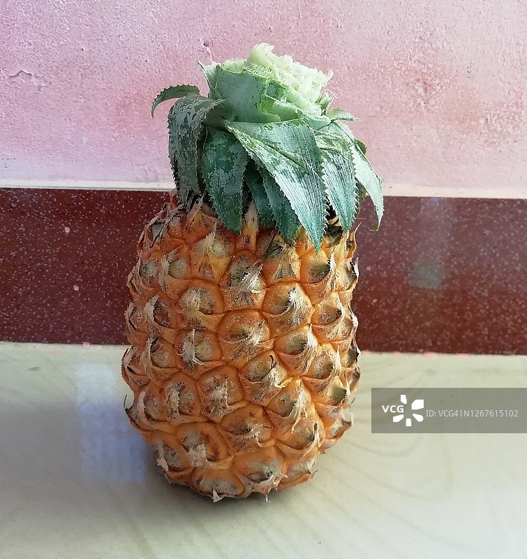 市场上新鲜的菠萝图片素材