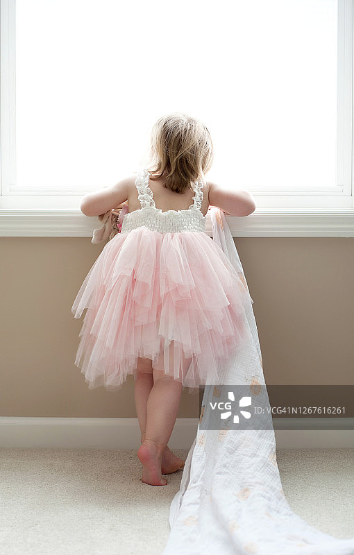 孩子在窗边等待图片素材