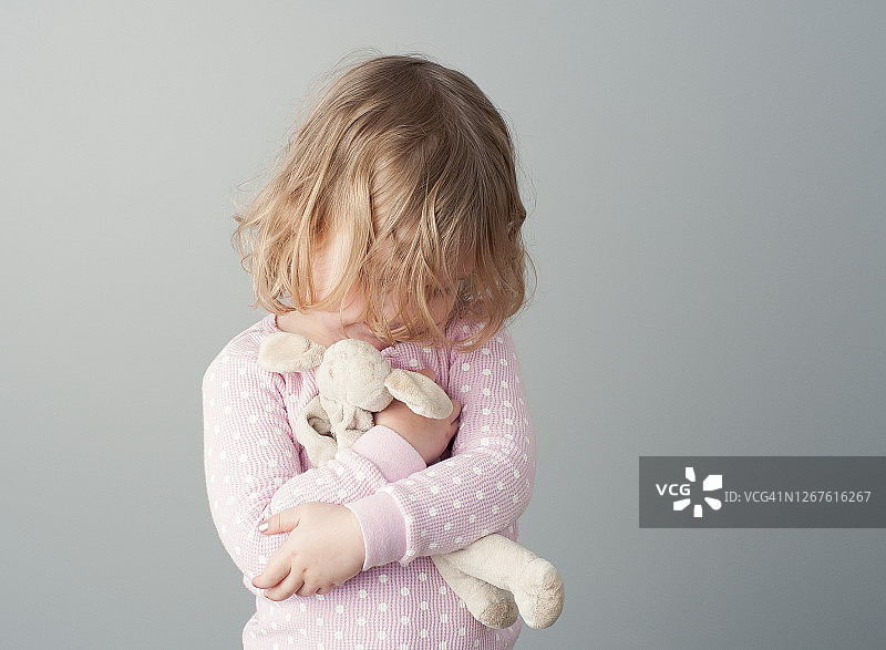 孩子抱着毛绒玩具图片素材