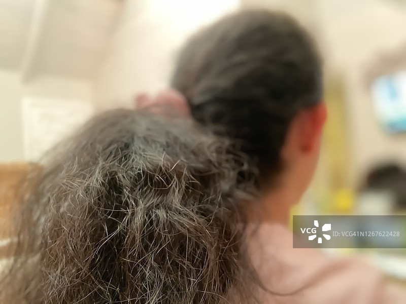 混血少女将天然发型扎成马尾辫图片素材