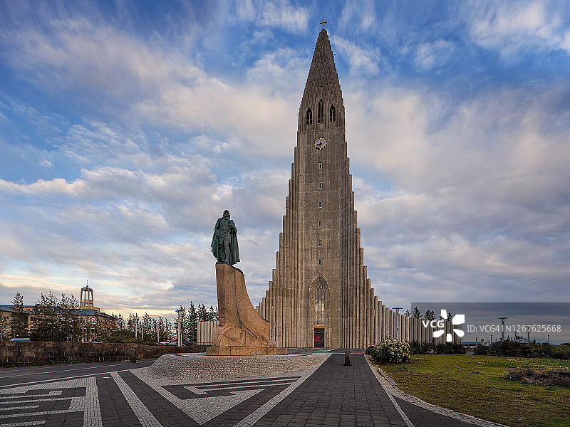夜晚雷克雅未克的哈尔格林姆斯教堂图片素材