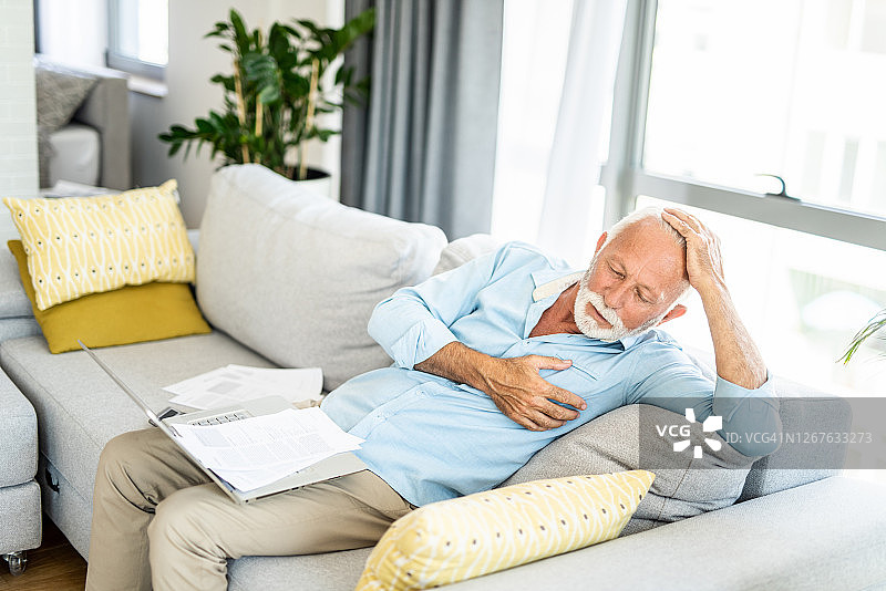 老年男人有太多的账单要支付图片素材