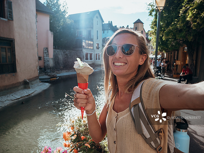 女人在法国吃冰淇淋时自拍图片素材