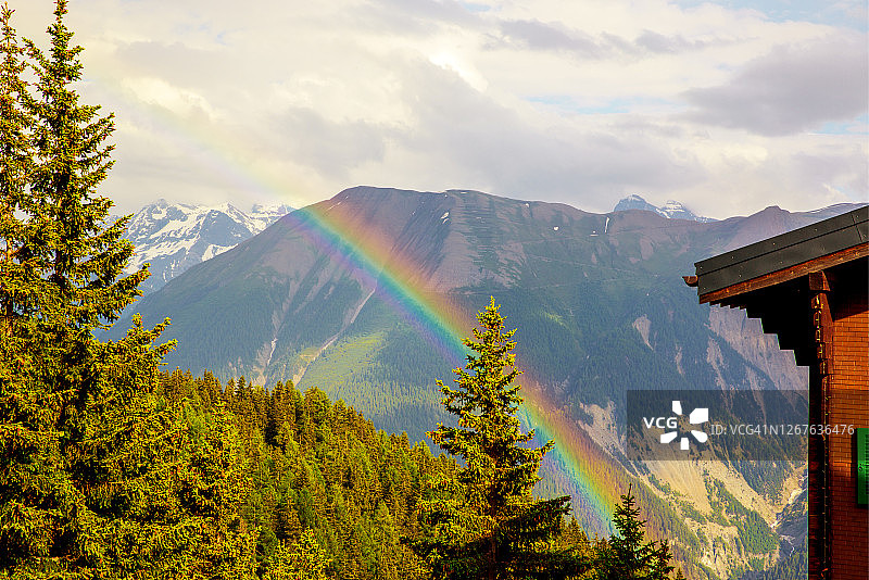 贝特默阿尔卑斯山上空的山脉和森林彩虹图片素材
