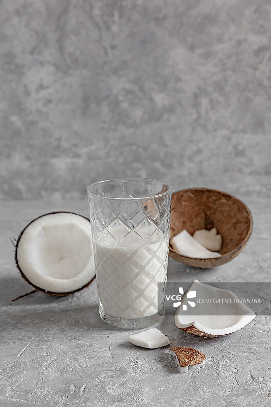 打开的椰子、自制椰奶和椰子块图片素材