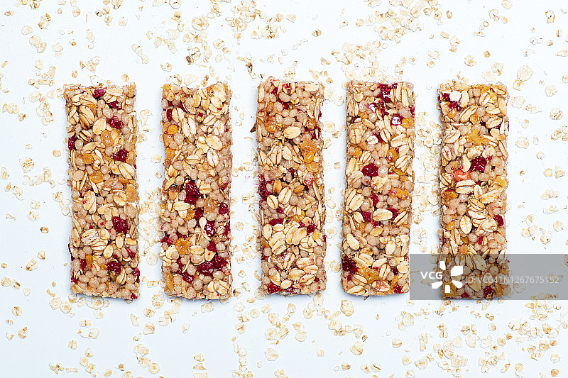 分离的全谷物覆盆子蛋白能量棒图片素材