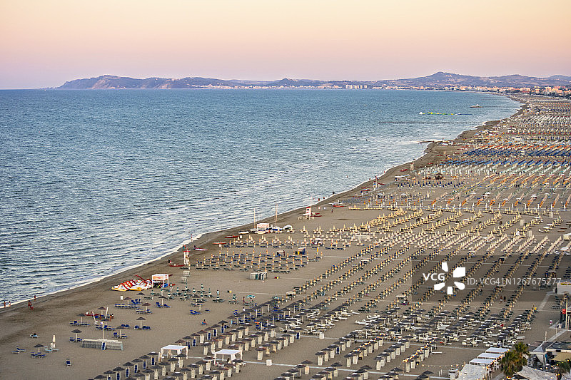 意大利艾米利亚-罗马涅里米尼海滩鸟瞰图图片素材