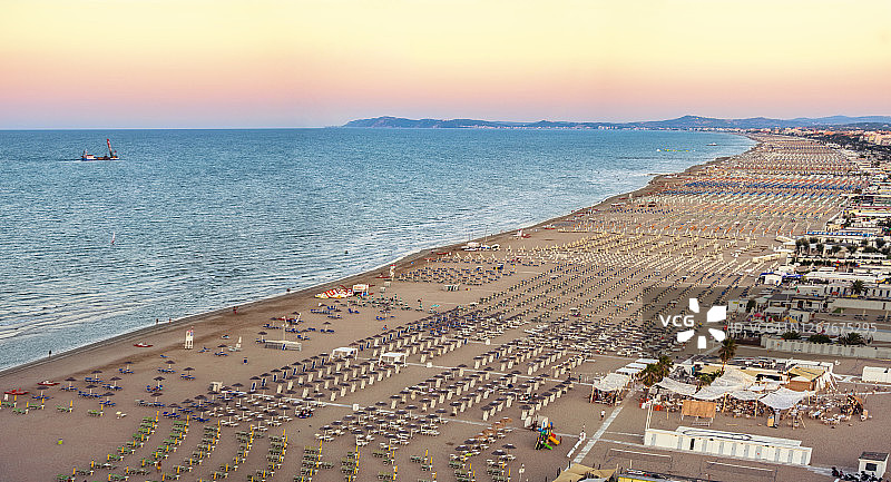 意大利艾米利亚-罗马涅里米尼海滩全景图片素材