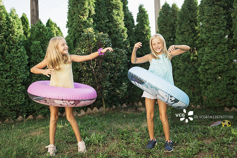 在自家后院玩耍的两位白人双胞胎姐妹图片素材