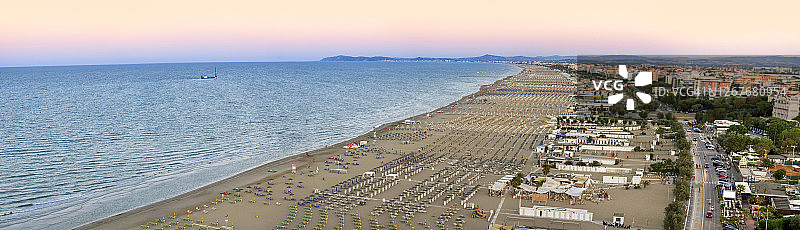 意大利艾米利亚-罗马涅里米尼海滩全景图片素材