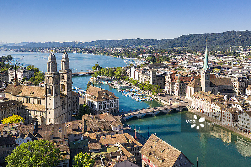 瑞士最大城市苏黎世利马特河畔老城区夏日风光图片素材