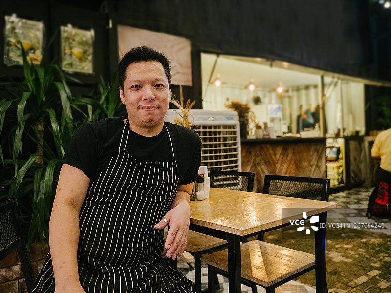 亚洲男人拥有一辆餐车图片素材