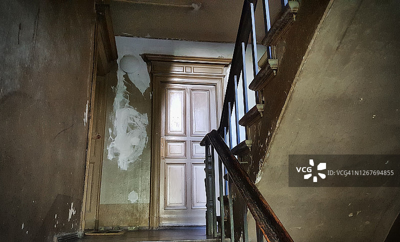 德国柏林老旧住宅楼内的老旧木制楼梯图片素材