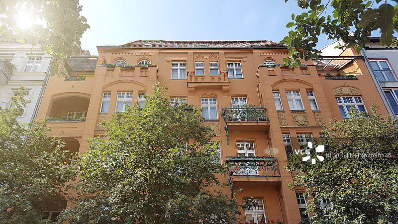 从下往上看德国柏林普伦茨劳贝格区战前住宅楼图片素材