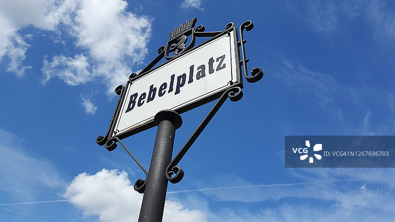 德国柏林倍倍尔广场的古老锻铁路标图片素材