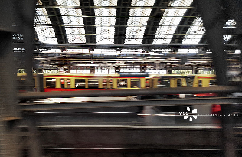 德国柏林东站地铁列车加速行驶的模糊影像图片素材