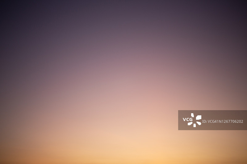 哥斯达黎加太平洋的日落，紫/黄色天空图片素材