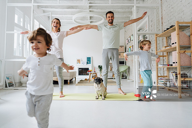 年轻家庭在家锻炼图片素材