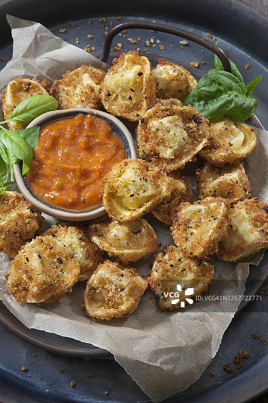 炸奶酪托尔泰利尼配新鲜罗勒和番茄酱图片素材