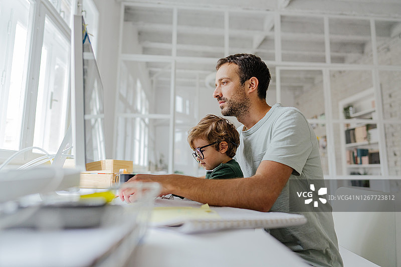 工作的父亲图片素材