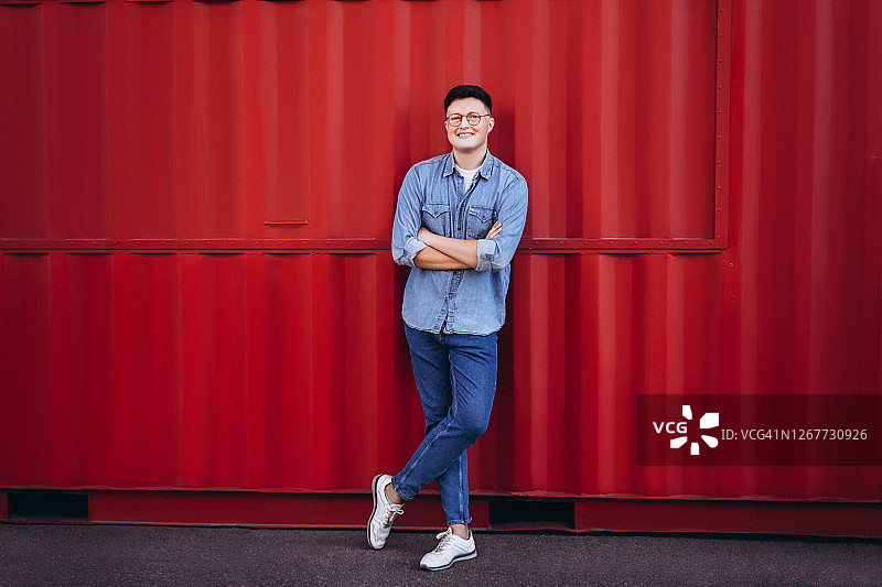 穿着休闲牛仔服和戴眼镜的年轻英俊男子图片素材