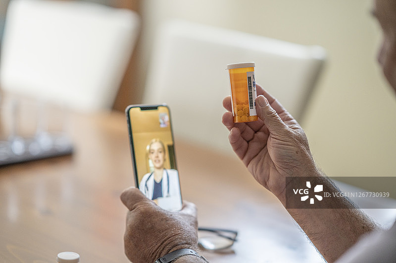 医生与患者的远程医疗视频通话图片素材