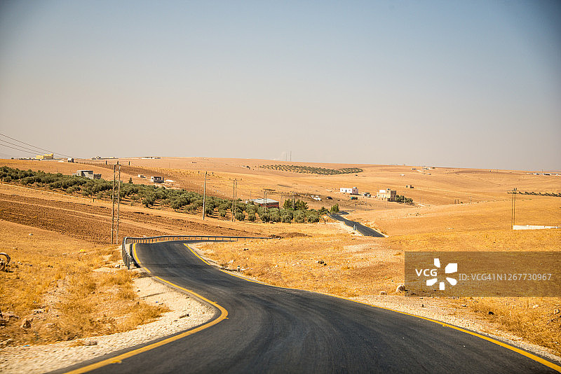 约旦瓦迪穆吉布国王公路（35号公路峡谷路）图片素材