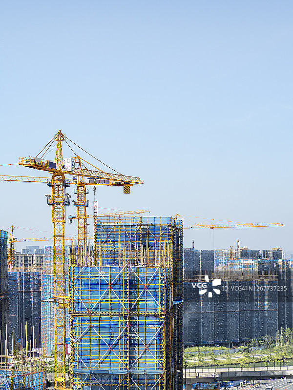 新建住宅区建筑工地上的起重机图片素材